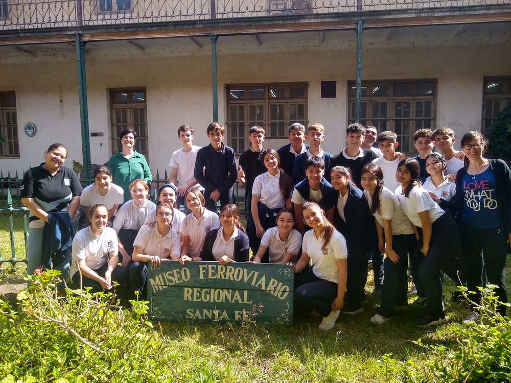 Escolares del Aula Radial del Colegio Lourdes, en visita al Museo Ferroviario Andrés Andreis.